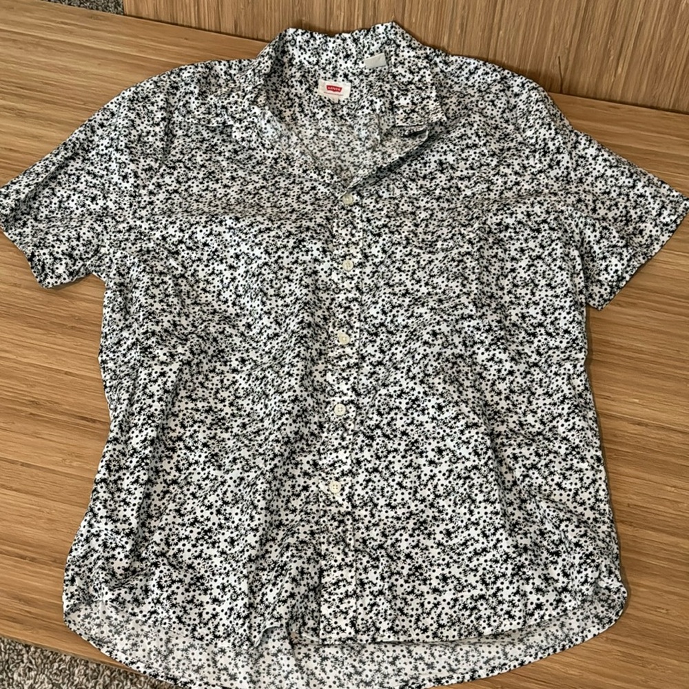 Vintage looking Levi’s Button down size L